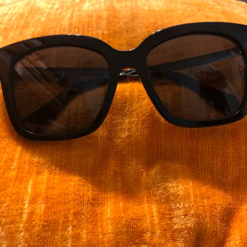 Diff polarized sunglasses with case